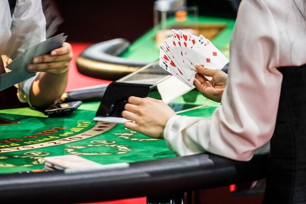 katak777 live-dealer blackjack table with La Liga match stream visible in picture-in-picture